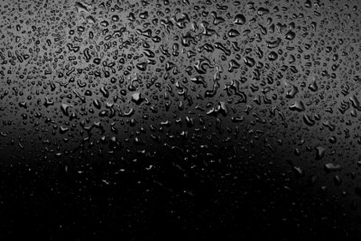 Fotobehang Waterdruppels op een zwarte ondergrond