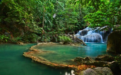 Fotobehang Waterval en turquoise water in de jungle