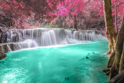 Fotobehang Waterval met roze bladeren aan de bomen