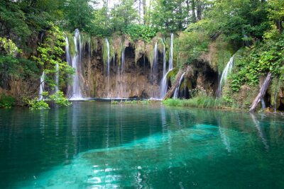 Fotobehang Watervallen die in een meer vallen
