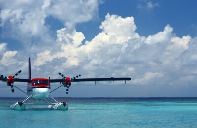 watervliegtuig op een water