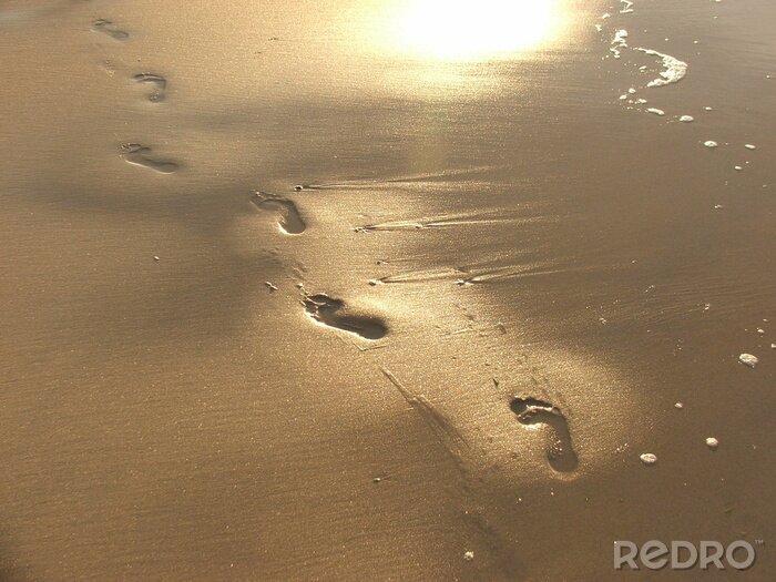 Fotobehang Weerspiegeling van voeten op het strand