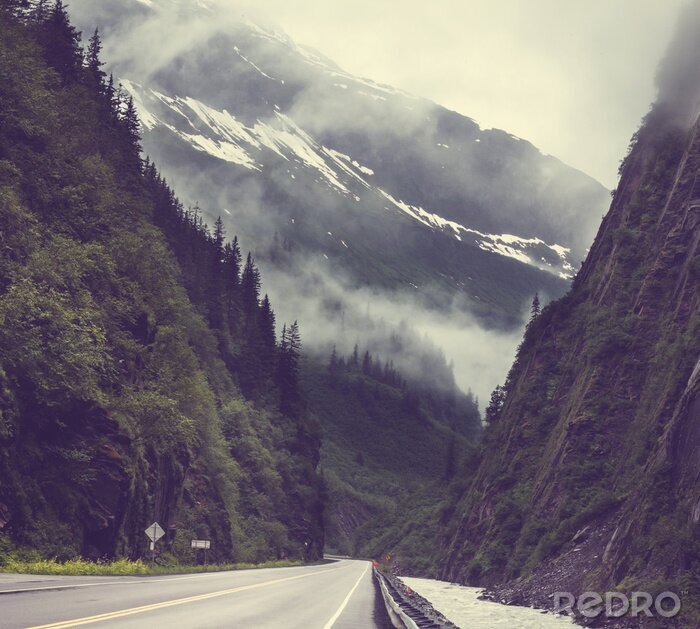 Fotobehang Weg tussen de bergen in Alaska