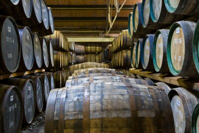 Fotobehang Whisky vaten in een distilleerderij