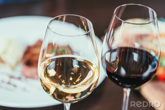 Fotobehang Wijn in glazen tijdens het diner