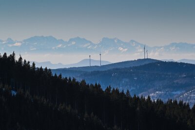 Fotobehang Windkraft im Südschwarzwald mit Alpenpanorama