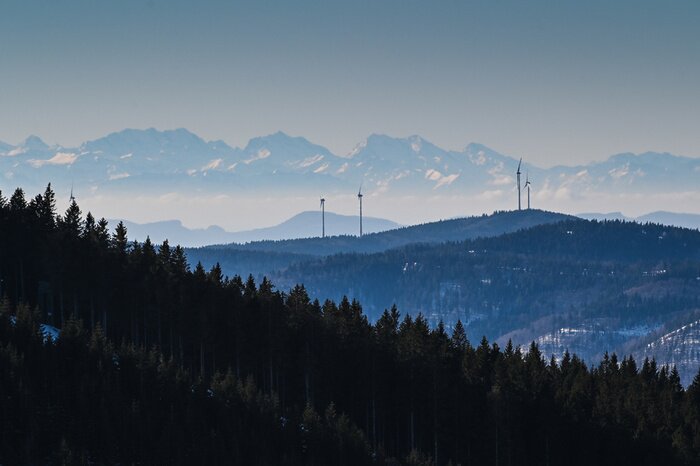 Fotobehang Windkraft im Südschwarzwald mit Alpenpanorama