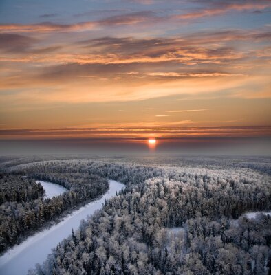 Fotobehang Winter zonsondergang boven een bos
