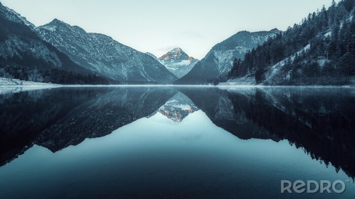 Fotobehang Winterlandschap met een bergmeer