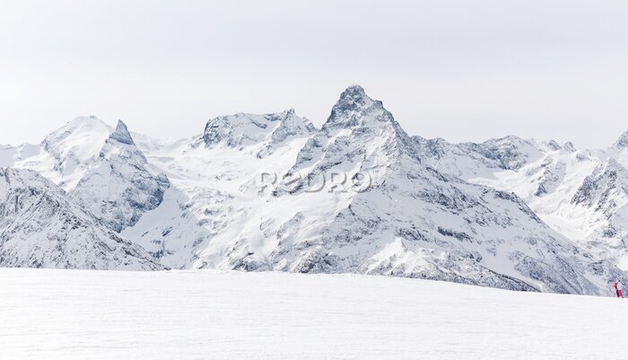 Fotobehang Winterlandschap met witte bergtoppen