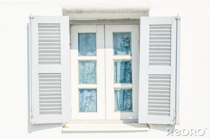 Fotobehang Wit raam met traditionele Griekse luiken
