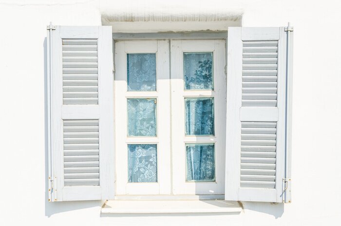 Fotobehang Wit raam met traditionele Griekse luiken