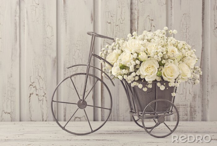 Fotobehang Witte bloemen in een fietsmand