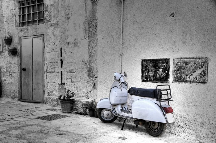 Fotobehang Witte scooter in hoek steegje. Monopoli. Apulië.