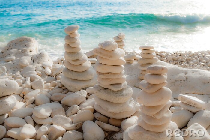 Fotobehang Witte stenen bij de zee