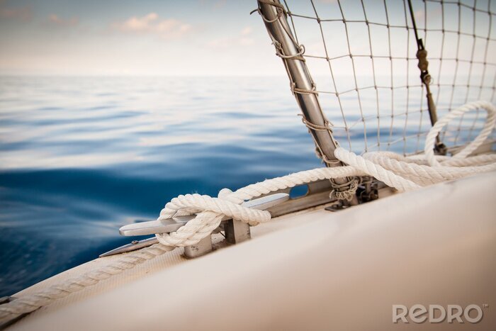 Fotobehang Witte touwen op een zeilboot
