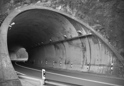 Fotobehang Witte tunnel in rots