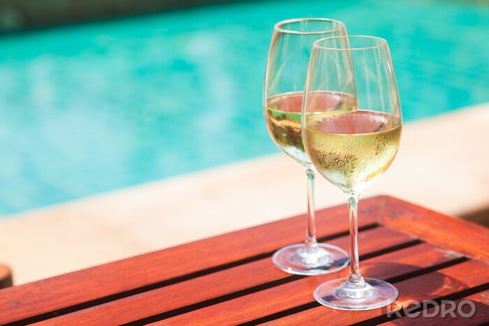 Fotobehang Witte wijn aan het zwembad