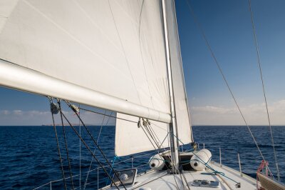 Fotobehang Witte zeilboot op de Middellandse Zee