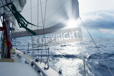 Fotobehang Witte zeilboot op open zee