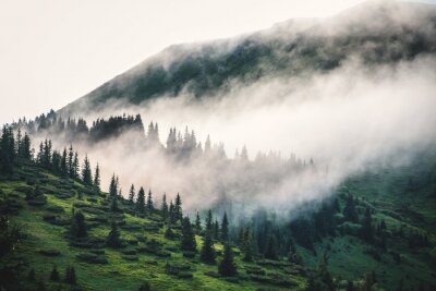 Fotobehang Wolken en mist boven de bergen