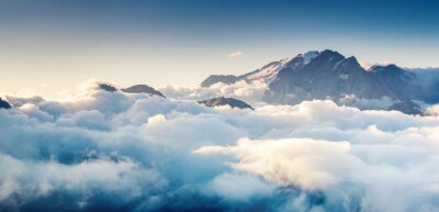 Fotobehang Wolken op de achtergrond van de Italiaanse Dolomieten