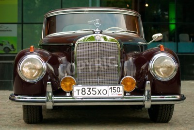 Fotobehang MOSKOU - 15 mei: vintage Mercedes op de tentoonstelling in ï¿½Mercedes-Benz Classic Day-2010ï¿½, massieve oldtimer rally, Moskou, Rusland, op 15 mei 2010
