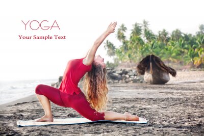 Yoga op een steenstrand