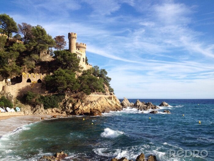 Fotobehang Zee en kasteel op de rotsen