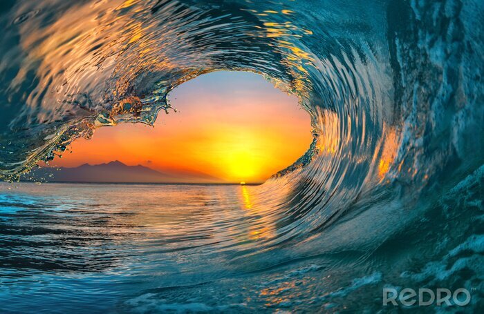 Fotobehang Zeegolf tegen de achtergrond van de zonsondergang
