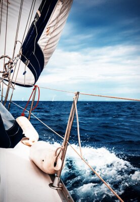 Fotobehang Zeezicht vanop een zeilboot