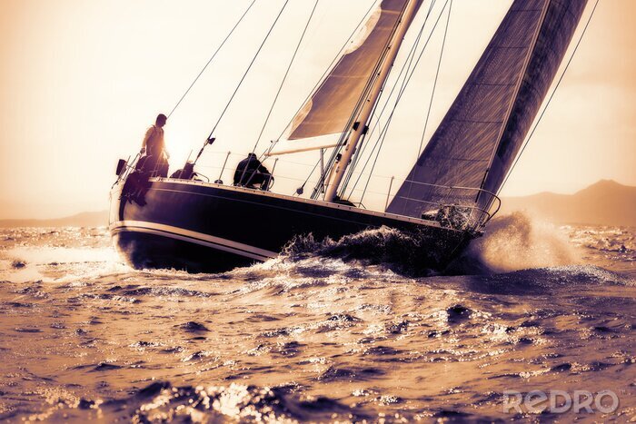 Fotobehang zeil boot varen op zonsondergang