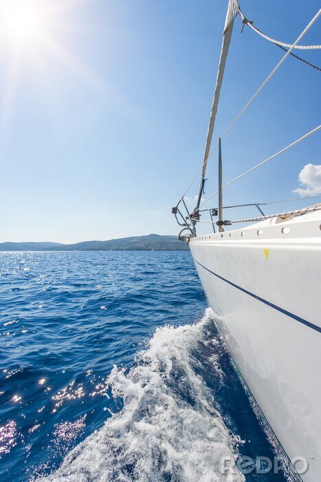 Fotobehang Zeilboot aan een eiland