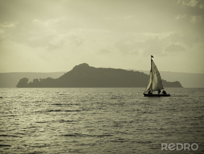Fotobehang Zeilboot bij een eiland