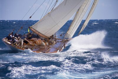 Fotobehang Zeilboot bij winderig weer