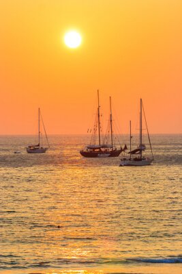 Fotobehang Zeilboot bij zonsondergang in Thailand