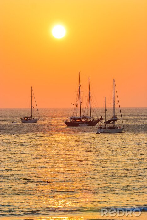 Fotobehang Zeilboot bij zonsondergang in Thailand