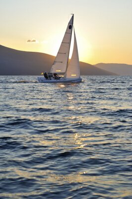 Fotobehang Zeilboot bij zonsondergang schilderachtige avond