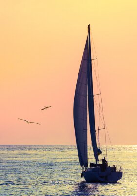 Fotobehang Zeilboot en gekleurde lucht