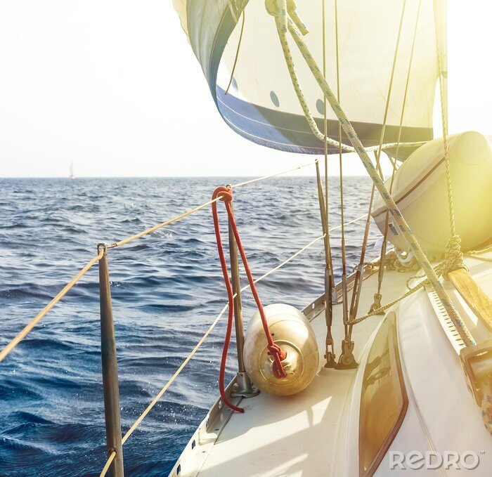 Fotobehang Zeilboot en gele stralen
