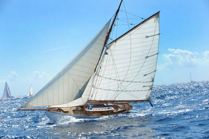 Fotobehang Zeilboot en glinsterende oceaan