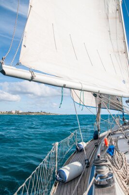 Fotobehang Zeilboot en hemelsblauw water