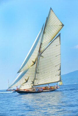 Fotobehang Zeilboot en hemelsblauwe zee