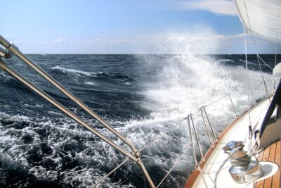 Zeilboot en hevige golven