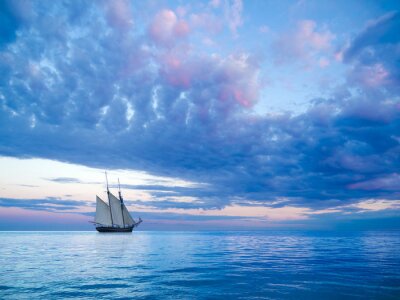 Fotobehang Zeilboot en magisch gekleurde lucht
