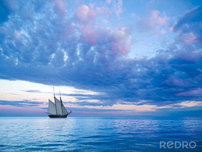 Fotobehang Zeilboot en magisch gekleurde lucht