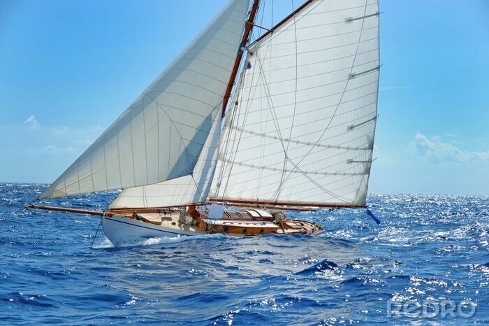 Fotobehang Zeilboot en schilderachtige oceaan