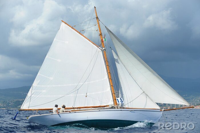 Fotobehang Zeilboot en stormachtige lucht