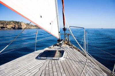 Fotobehang Zeilboot en uitzicht op land