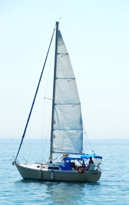 Fotobehang Zeilboot en zee zonder golven